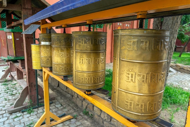 Roues de prière dans le monastère bouddhiste