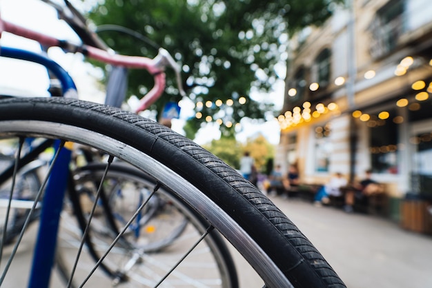 Roues de vélo se bouchent dans la rue