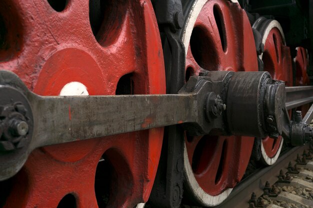 Roues d'une vieille locomotive à vapeur fonctionnelle avec timon et mécanisme à manivelle libre