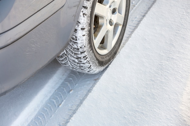 Roues De Voiture En Caoutchouc Dans La Neige Profonde