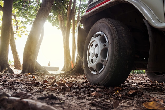 Roues de voiture sur un pneu tout-terrain routier