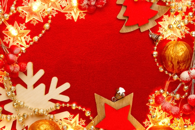 Rouge et doré avec des décorations de Noël et des guirlandes. Motif de Noël abstrait. Bordure de cadre.