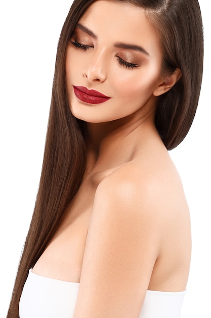 Rouge à lèvres femme maquillage belle femme glamour portrait cheveux brune