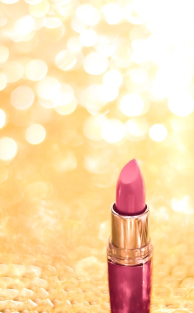 Photo rouge à lèvres rose sur noël doré nouvel an et saint valentin fond de paillettes de vacances produit de maquillage et de cosmétiques pour la marque de beauté de luxe