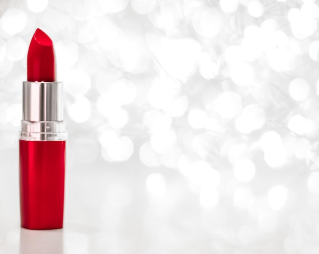 Rouge à lèvres rouge sur argent Noël Nouvel An et Saint Valentin vacances paillettes fond maquillage et produits cosmétiques pour la marque de beauté de luxe