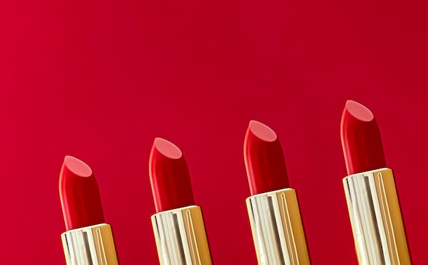 Rouge à lèvres rouge dans des tubes dorés sur fond de couleur maquillage de luxe et cosmétiques pour la conception de produits de marque de beauté