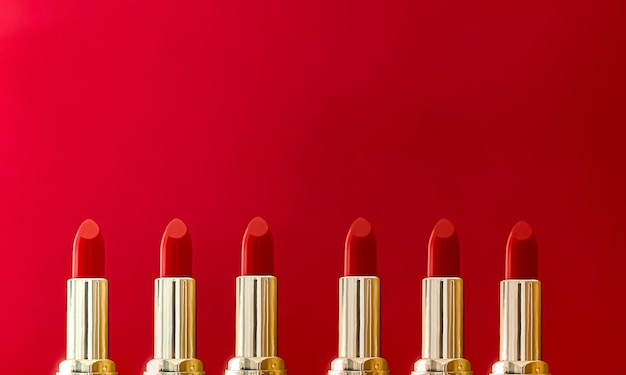 Photo rouge à lèvres rouge dans des tubes dorés sur fond de couleur maquillage de luxe et cosmétiques pour la conception de produits de marque de beauté