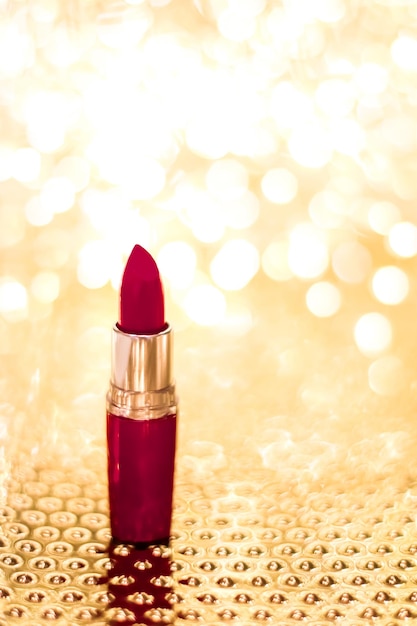 Rouge à lèvres rouge foncé sur Noël doré Nouvel An et Saint Valentin fond de paillettes de vacances produit de maquillage et de cosmétiques pour la marque de beauté de luxe