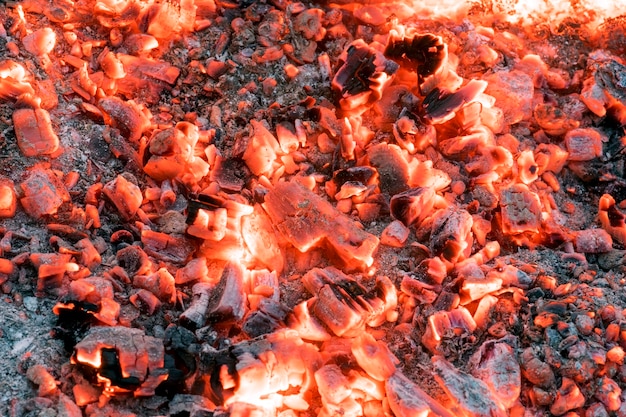 Rougeoyant aux charbons rouges dans le feu.