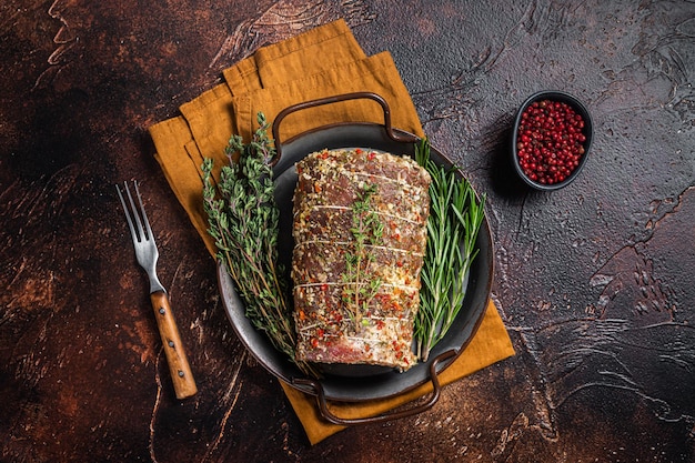 Roulade de porc à la viande roulée au romarin et au thym Fond sombre Vue de dessus