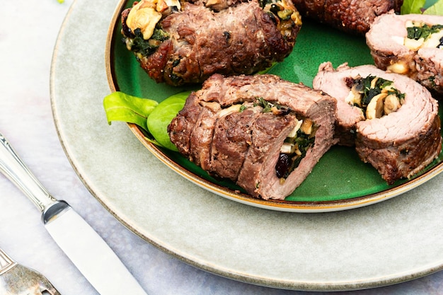 Roulades de boeuf savoureux sur une assiette