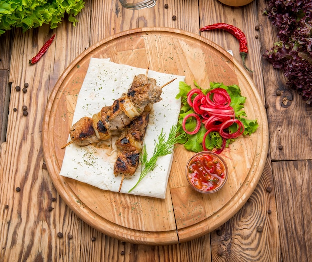 Photo roulades de viande grillées à l'oignon rouge et au sumac sur pain pita