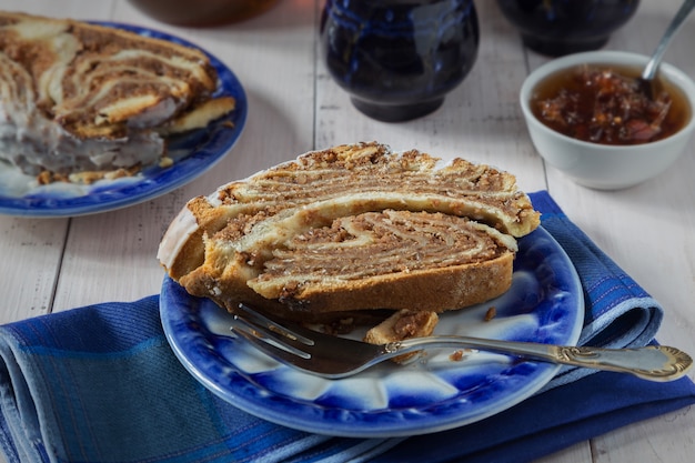 Roulé suisse à la cannelle avec une fourchette