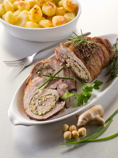 Roulé de veau farci aux noix gingembre et persil