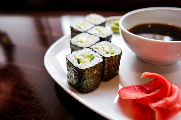 Rouleau aux algues nori à l'avocat, gingembre mariné et sauce soja