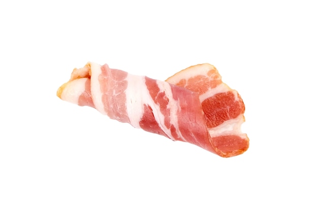 Rouleau de bacon viande de porc fumée crue isolée sur fond blanc