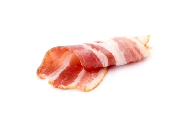 Rouleau de bacon viande de porc fumée crue isolée sur fond blanc