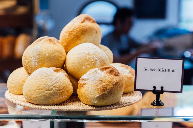 Rouleau de brouillard de scotch cuit au four fraîchement et chaud sur une assiette en bois, prêt à vendre