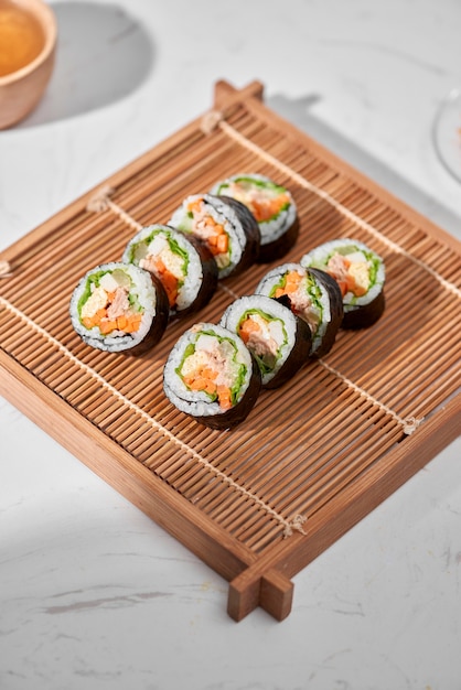 Rouleau coréen Gimbap (kimbob) à base de riz blanc cuit à la vapeur (bap) et de divers autres ingrédients