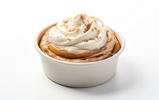 Un rouleau de crème glacée à la cannelle sur un fond blanc