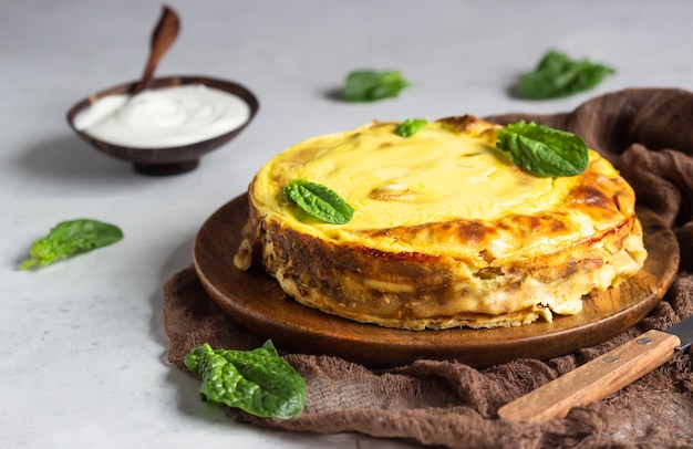 Rouleau De Crêpes Aux épinards, Poulet Et Fromage à La Crème Au Four Avec Sauce Béchamel