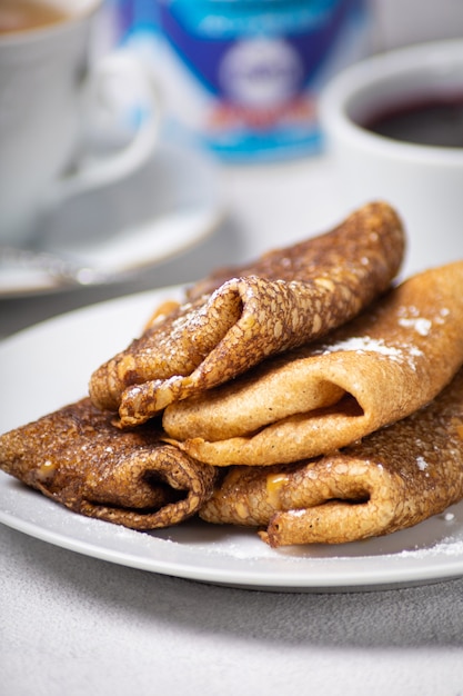 Rouleau de crêpes sur un gros plan de surface légère