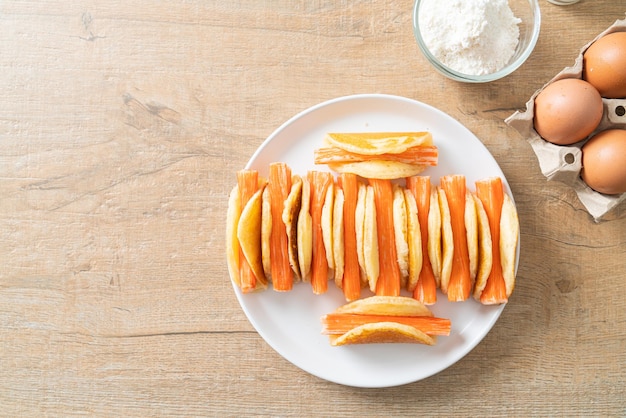 rouleau de crêpes plat fait maison avec bâtonnet de crabe