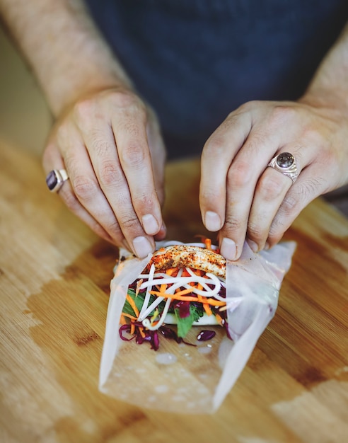 Rouleau d&#39;été farci de légumes frais