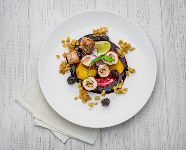 Photo rouleau farci aux champignons et légumes avec sauce aux baies. vue de dessus. fermer