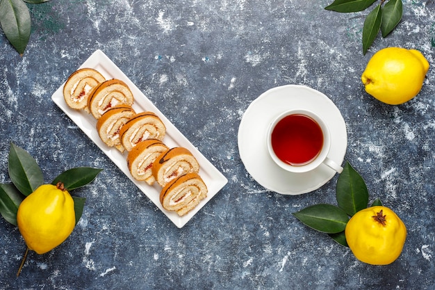 Rouleau de gâteau à la confiture de coings avec coings frais bio