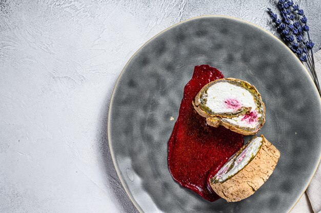 Rouleau de gâteau sablé aux fraises fait maison avec du fromage à la crème.