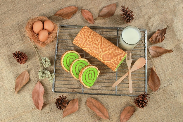 Rouleau de gâteau sucré au thé vert sur le gril