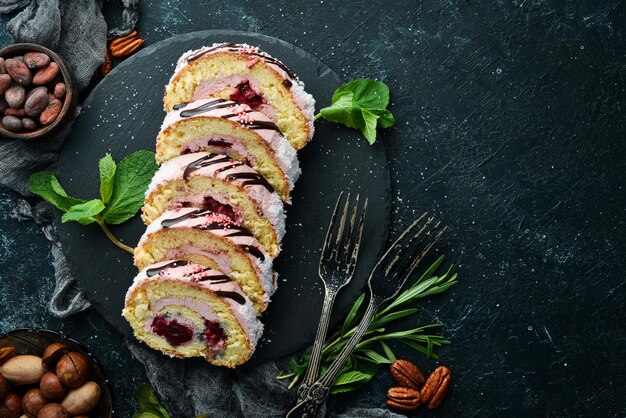 Rouleau de gâteau sucré à la crème et aux cerises Vue de dessus Espace libre pour votre texte