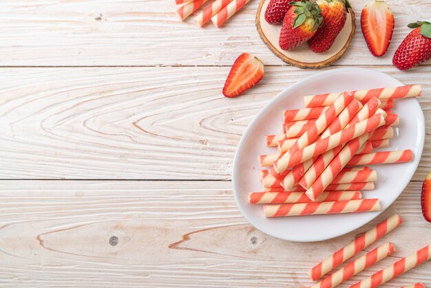 rouleau de gaufrette à la crème de fraise