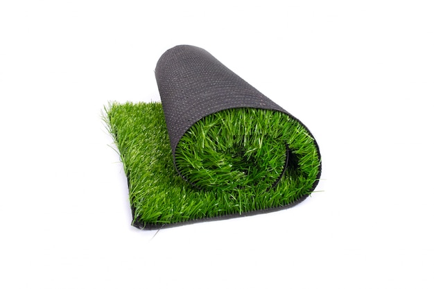 Rouleau d'herbe verte artificielle, tapis, gazon artificiel isolé sur blanc