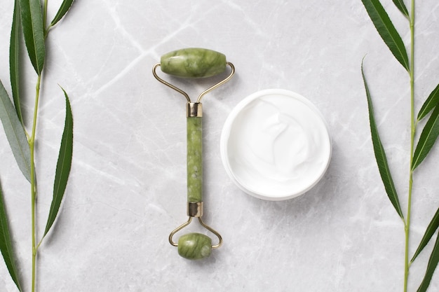 Rouleau de jade pour le massage du visage Récipient contenant une crème de soin du corps et de la peau Traitement anti-âge liftant et tonifiant