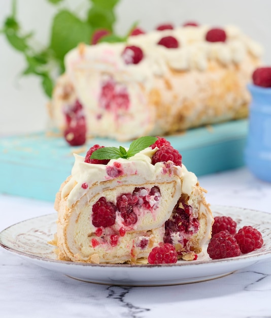 Rouleau de meringue au four à la crème et framboise rouge fraîche fond blancx9