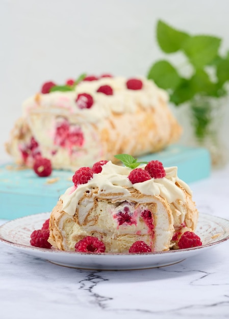 Rouleau de meringue au four à la crème et framboise rouge fraîche fond blancx9