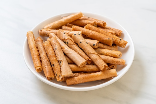 Rouleau de noix de coco croustillant sur assiette