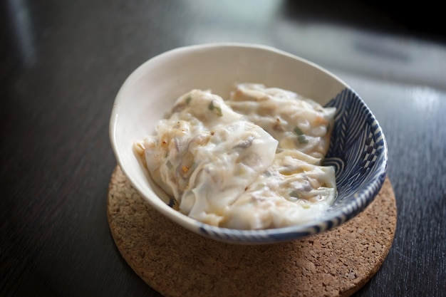 Rouleau de nouilles de riz à la vapeur rempli de porc