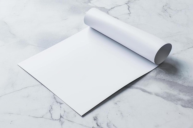 un rouleau de papier blanc sur une surface de marbre