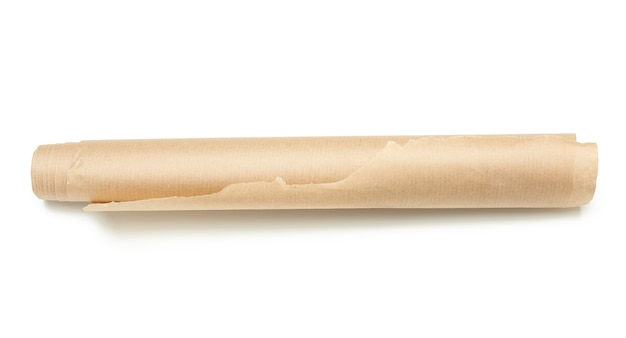 Rouleau de papier d'emballage brun isolé sur fond blanc