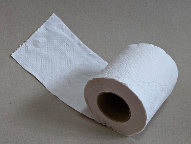 Un rouleau de papier toilette sur fond gris