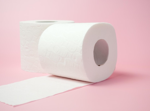 Rouleau de papier toilette sur fond rose Espace pour le texte