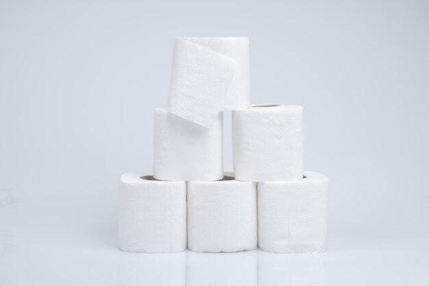 Photo rouleau de papier toilette isolé sur fond blanc