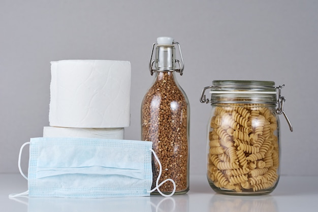 rouleau de papier toilette, pâtes, sarrasin et masque de médecine protectrice. Les gens s'approvisionnent en articles essentiels pour la quarantaine à domicile