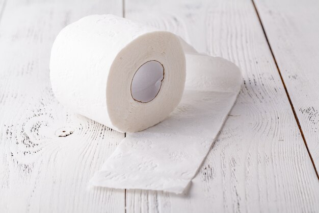 Rouleau de papier toilette sur la table en bois blanc