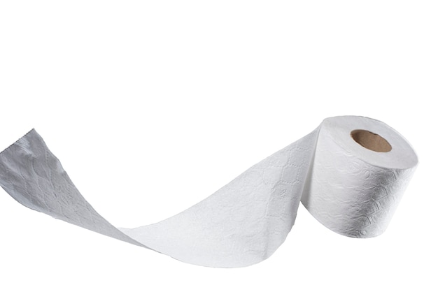 Rouleau de papier toilette avec des vagues dans le papier sur fond blanc