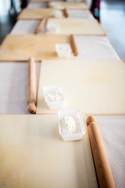 Rouleau à pâtisserie avec de la farine de blé blanche