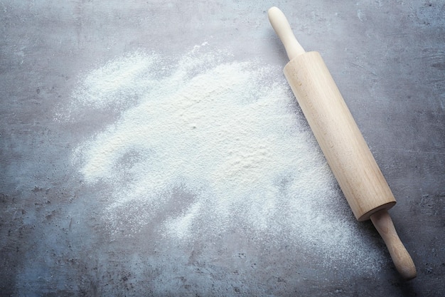 Rouleau à pâtisserie et farine sur table